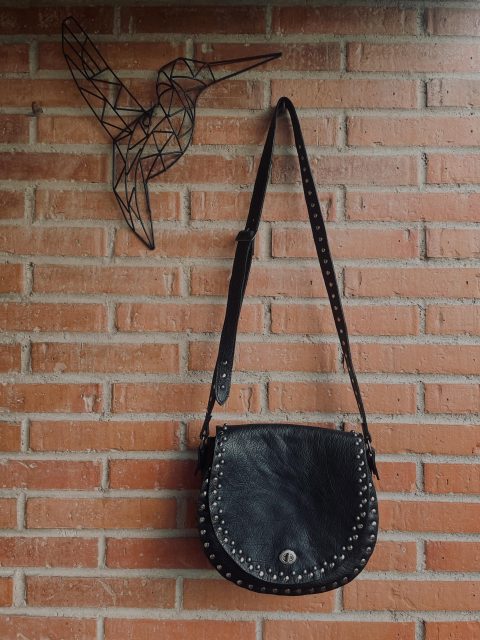Bolso negro con tachuelas, última tendencia! ✨#artesania #cueromadrid #carabanchel #mujerartesana #artesaniamadrid