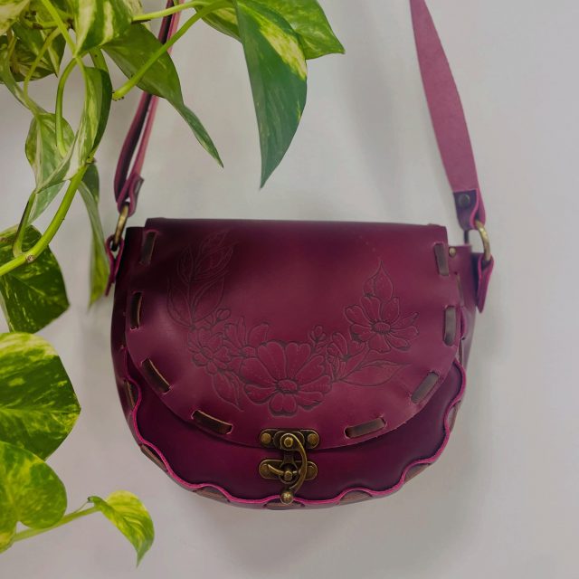 Bolso personalizado, gracias Alina! 👛 escríbeme y pídeme el tuyo!!. #artesania #mujeresartesanas #cueromadrid #carabanchel #mujeremprendedora
