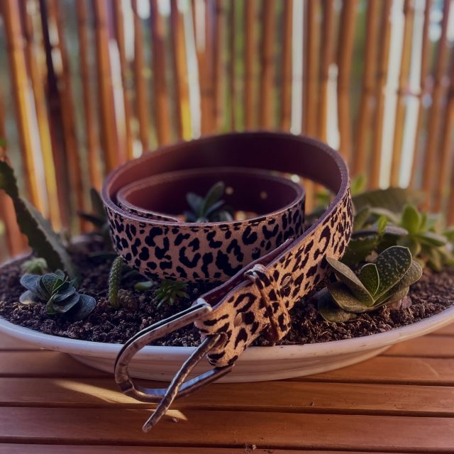 Cinturón animal print, personalizado!! 🤟🏼🤟🏼🤟🏼. #cueromujer #artesanía #mujeresartesanas #carabanchel #handmade