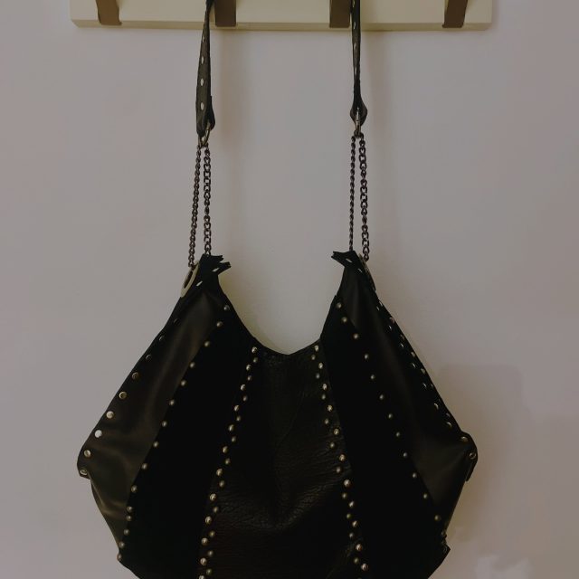 Bolso con cachuelas que combina el cuero que la parte más aterciopelada y un solo asa para colgar.
Encargo personalizado! 👌🏻 #artesanía #cueromadrid #mujeresartesanas #carabanchel #madridmadrid